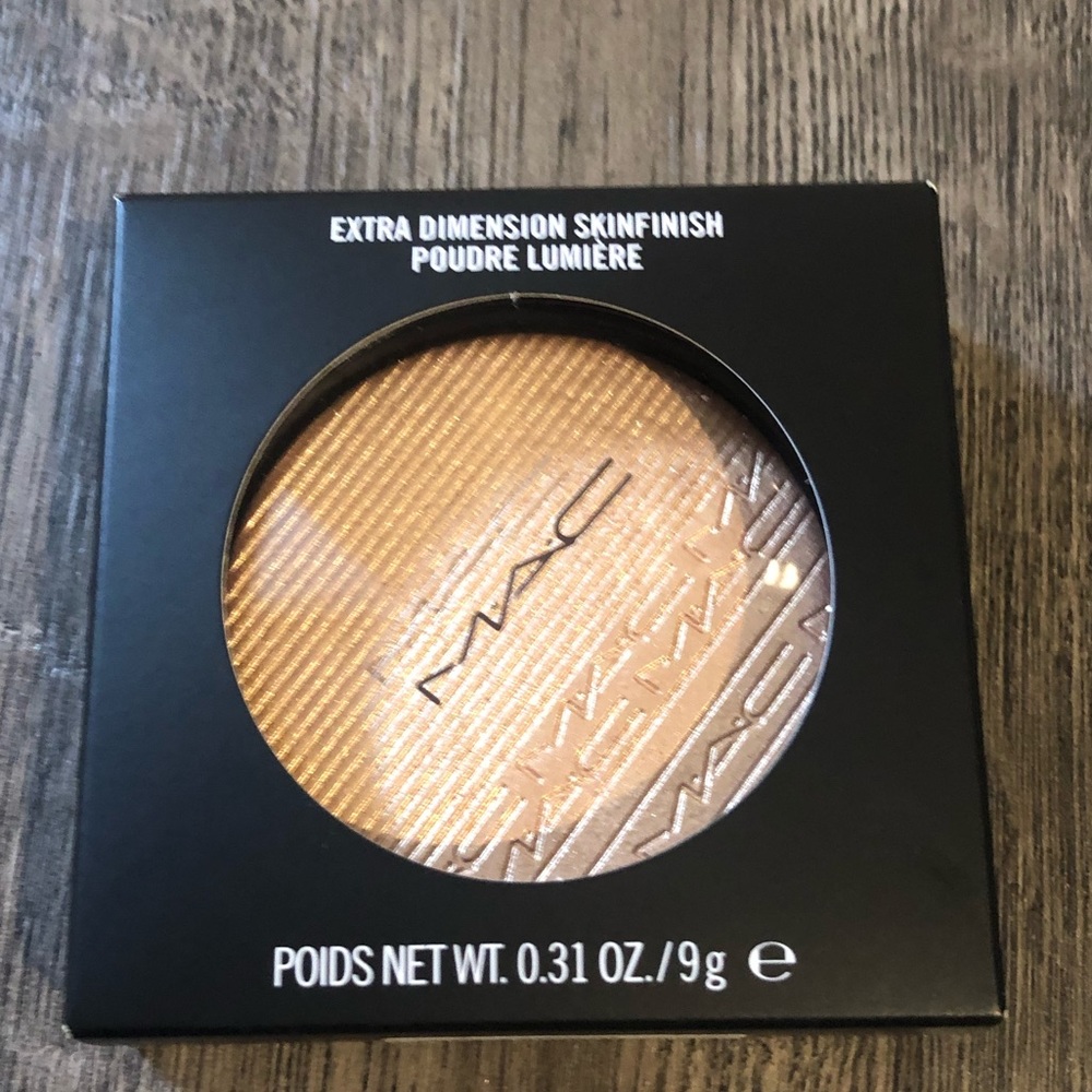 MAC Extra Dimension Skinfinish in Whisper of Gilt